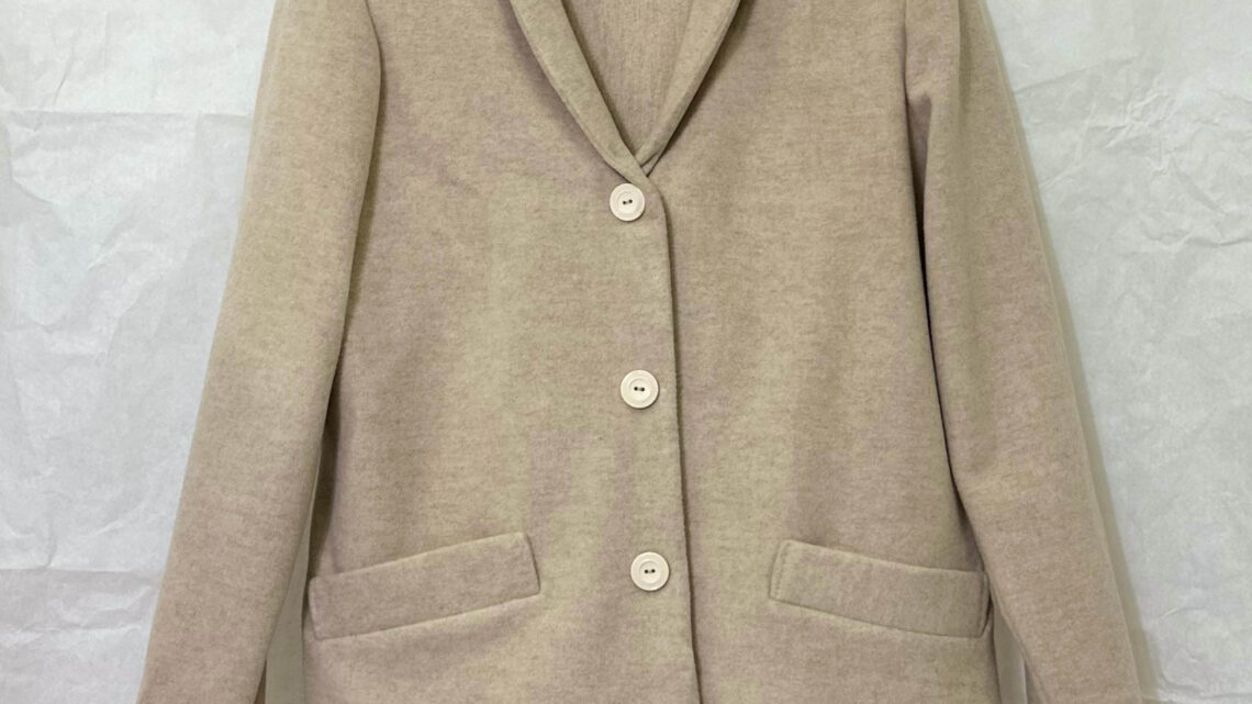 Pronto moda lady r Giacca in tessuto unito Ungaro in pura lana vergine e cashmere di colore beige.