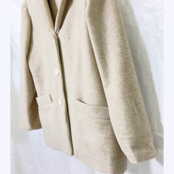 Pronto moda lady r Giacca in tessuto unito Ungaro in pura lana vergine e cashmere di colore beige.